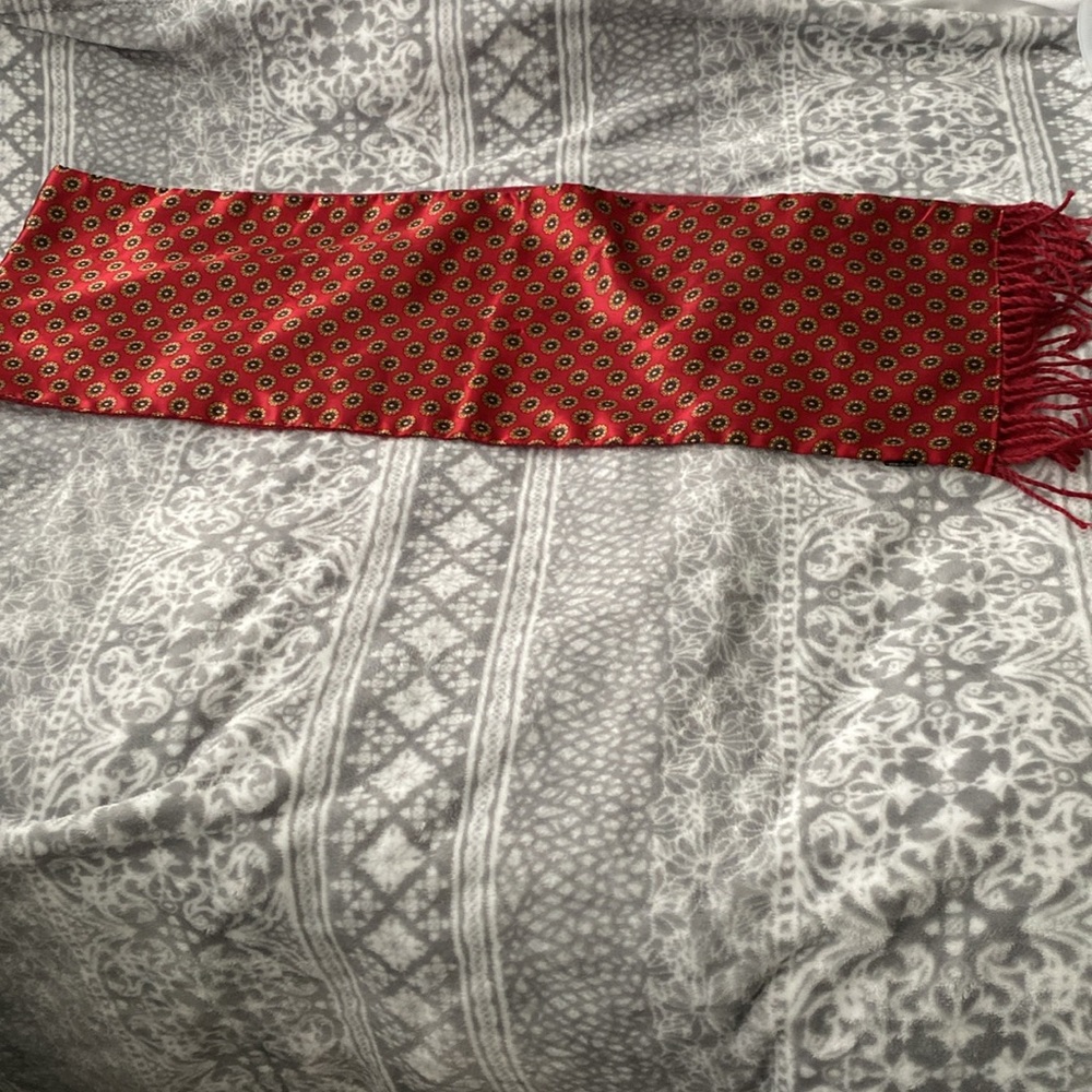 Red and gold flower design scarf - Picture 7 of 7